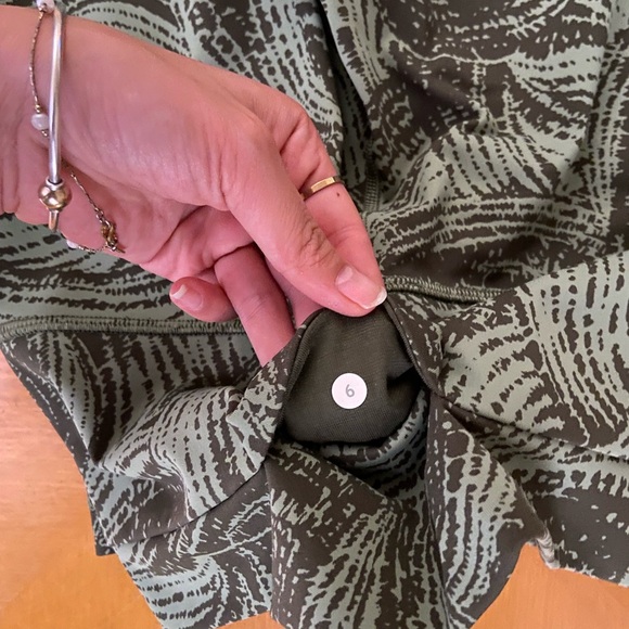 RARE Lululemon Wanderlust Leggings, 7/8 Length, Size 6 - Picture 3 of 3